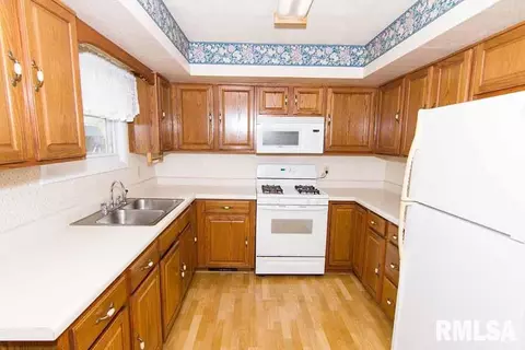 2004 Lighter St, Pekin, IL 61554 photo 3