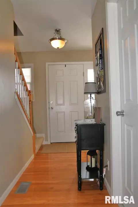 1525 W Meadowview Dr, Dunlap, IL 61525 photo 2