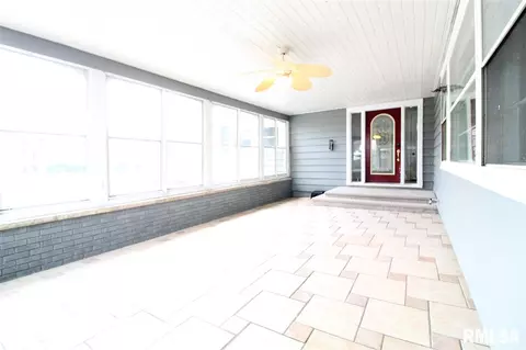 609 E Harrison St, Morton, IL 61550 photo 2
