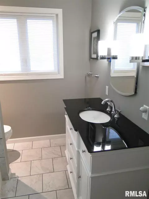 727 Memorial Dr, Macomb, IL 61455 photo 15