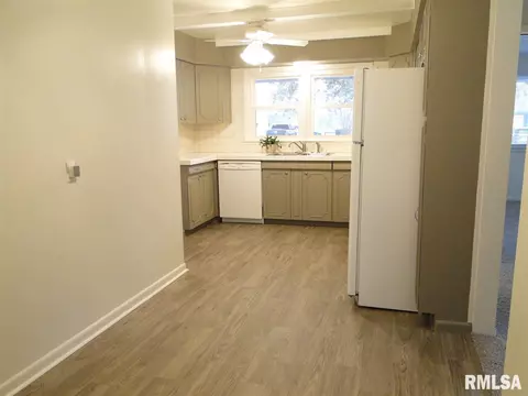 727 Memorial Dr, Macomb, IL 61455 photo 9