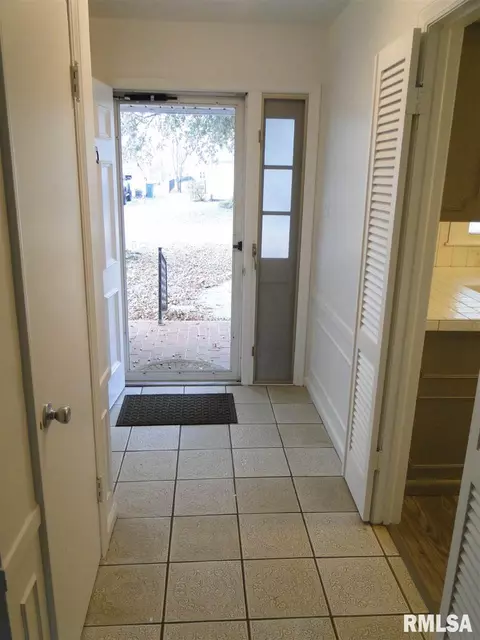727 Memorial Dr, Macomb, IL 61455 photo 5