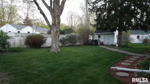 727 Memorial Dr, Macomb, IL 61455 photo 4