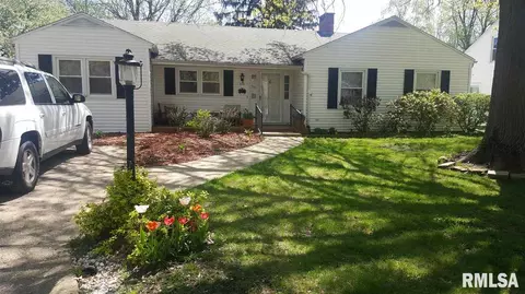 727 Memorial Dr, Macomb, IL 61455 photo 1