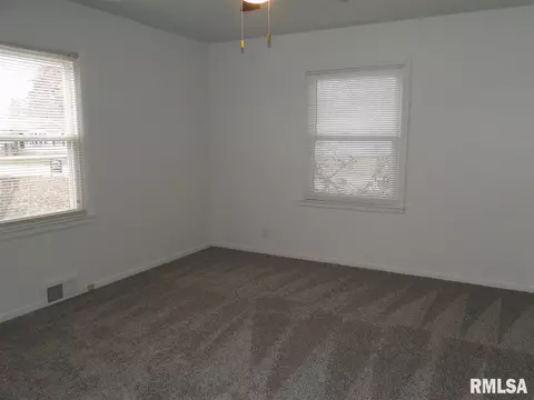 727 Memorial Dr, Macomb, IL 61455 photo 18