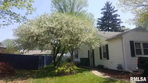 727 Memorial Dr, Macomb, IL 61455 photo 2