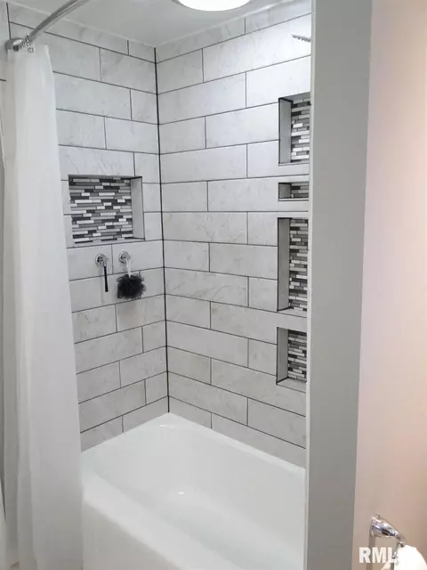727 Memorial Dr, Macomb, IL 61455 photo 16