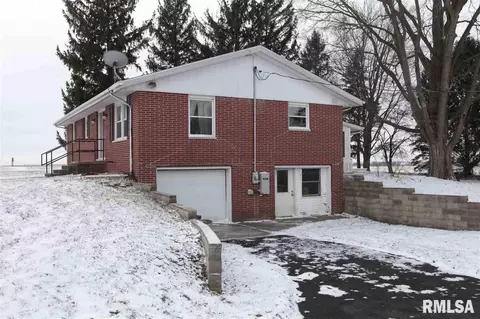 811 S Walnut St, Delavan, IL 61734 photo 3