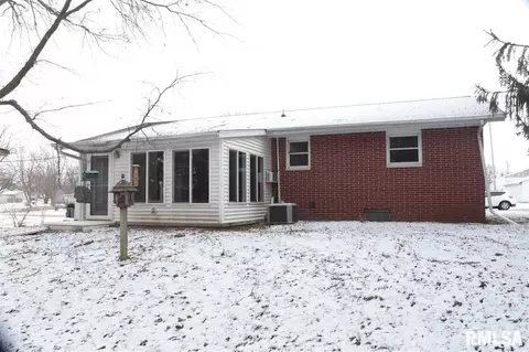 811 S Walnut St, Delavan, IL 61734 photo 4