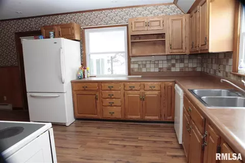 811 S Walnut St, Delavan, IL 61734 photo 12