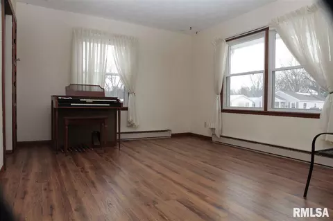 811 S Walnut St, Delavan, IL 61734 photo 8