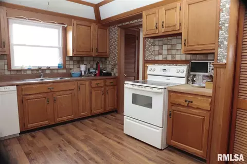 811 S Walnut St, Delavan, IL 61734 photo 11