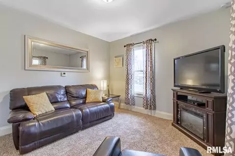 307 Monroe, Henry, IL 61537 photo 6
