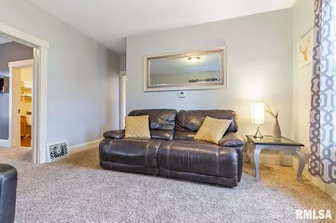 307 Monroe, Henry, IL 61537 photo 7