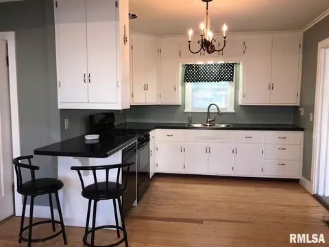 109 W Crow, Eureka, IL 61530 photo 3