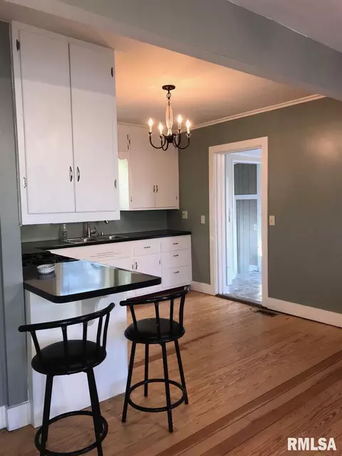 109 W Crow, Eureka, IL 61530 photo 4