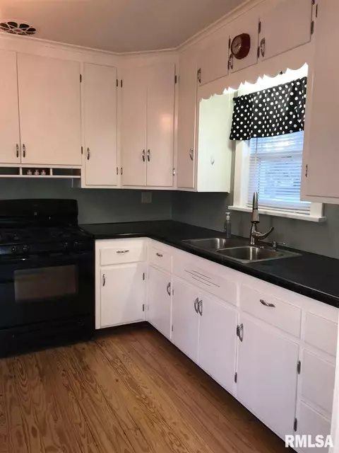 109 W Crow, Eureka, IL 61530 photo 5