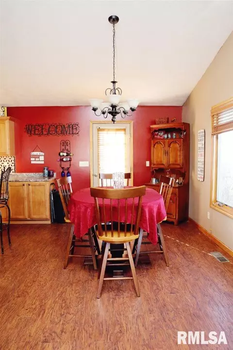 908 W Dennis Dr, Eureka, IL 61530 photo 4