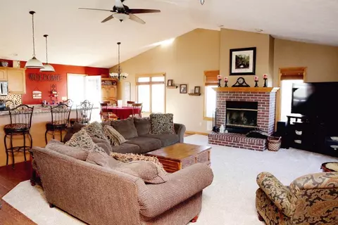 908 W Dennis Dr, Eureka, IL 61530 photo 2