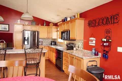 908 W Dennis Dr, Eureka, IL 61530 photo 5
