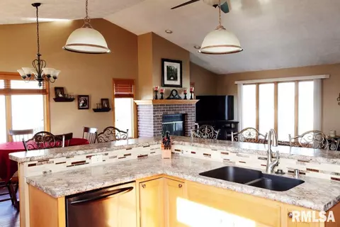 908 W Dennis Dr, Eureka, IL 61530 photo 11