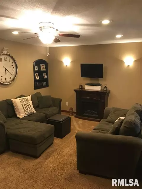 314 S Dudley St, Macomb, IL 61455 photo 5