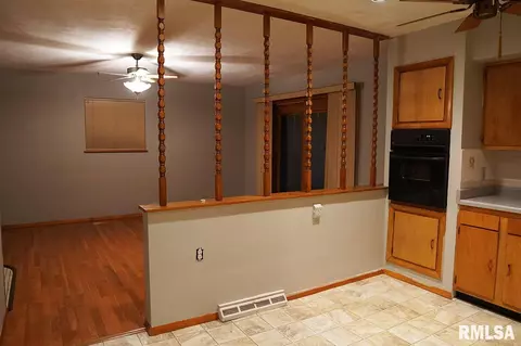 720 S Kickapoo Ln, Peoria, IL 61604 photo 6