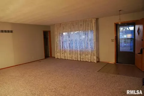 720 S Kickapoo Ln, Peoria, IL 61604 photo 2