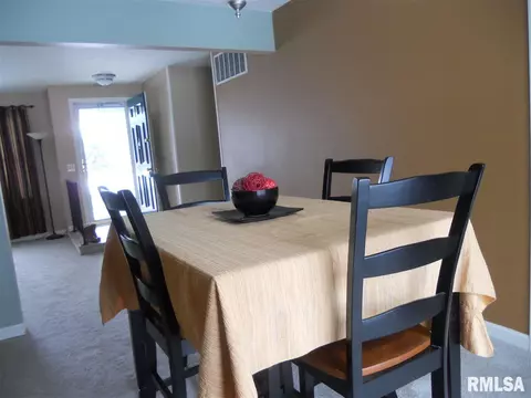 118 Timberview Dr, Macomb, IL 61455 photo 8