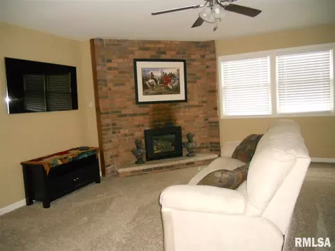 118 Timberview Dr, Macomb, IL 61455 photo 5