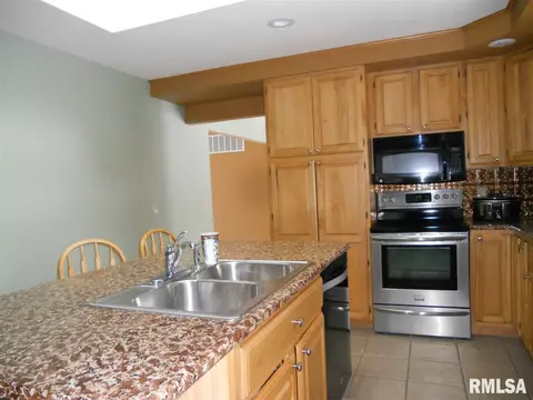 118 Timberview Dr, Macomb, IL 61455 photo 4