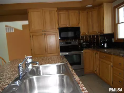 118 Timberview Dr, Macomb, IL 61455 photo 3