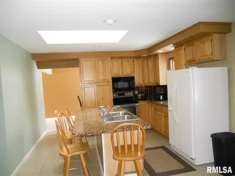 118 Timberview Dr, Macomb, IL 61455 photo 2