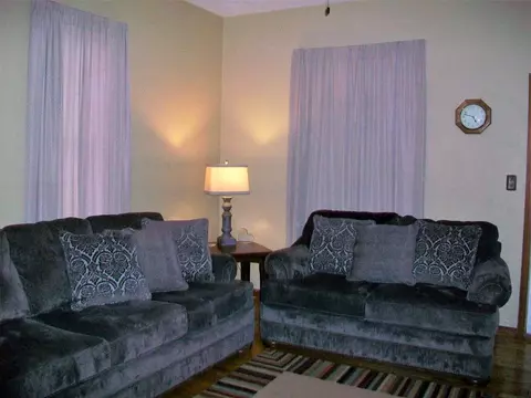 864 E Walnut St, Canton, IL 61520 photo 4