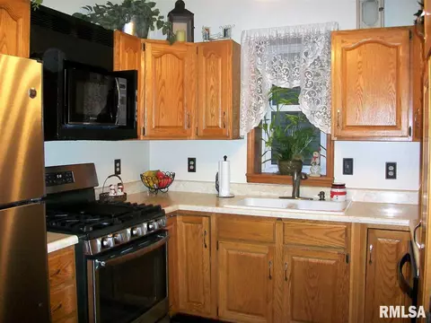 864 E Walnut St, Canton, IL 61520 photo 10