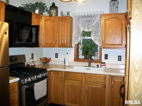 864 E Walnut St, Canton, IL 61520 photo 9