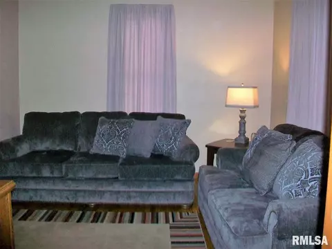 864 E Walnut St, Canton, IL 61520 photo 6