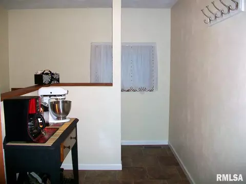 864 E Walnut St, Canton, IL 61520 photo 31
