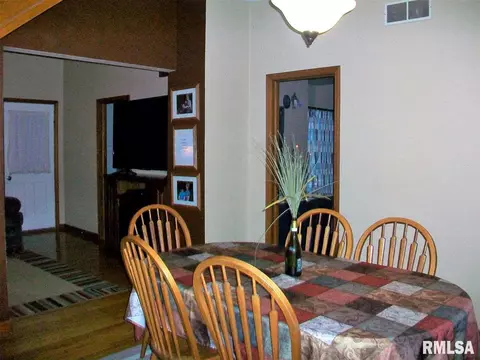 864 E Walnut St, Canton, IL 61520 photo 15