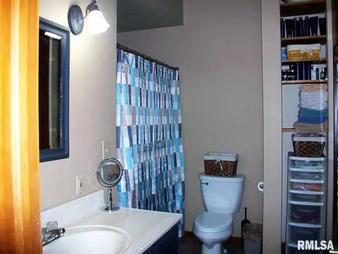 864 E Walnut St, Canton, IL 61520 photo 19
