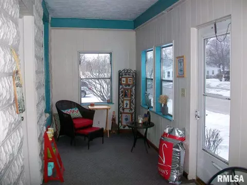 864 E Walnut St, Canton, IL 61520 photo 2