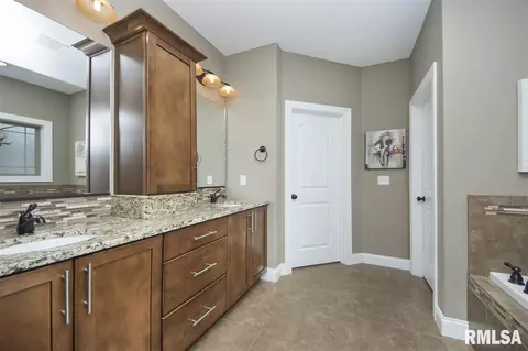 210 Shadow Crk, Washington, IL 61571 photo 17