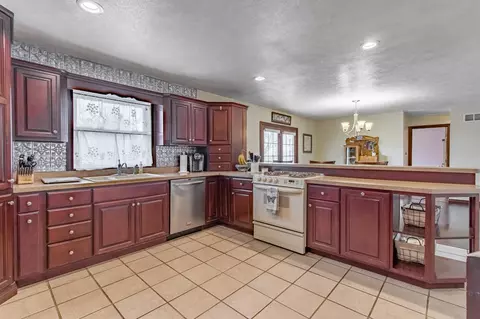 526 E Belaire Ct, Goodfield, IL 61742 photo 4