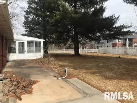 107 Robin Rd, Macomb, IL 61455 photo 5