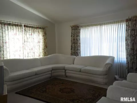 2007 Riverview Dr, Macomb, IL 61455 photo 3
