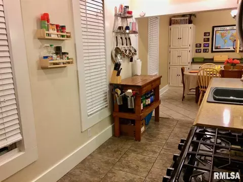 329 S Dudley St, Macomb, IL 61455 photo 8