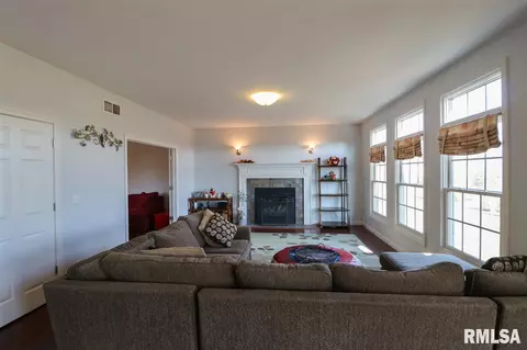 307 Windsor Dr, Germantown Hills, IL 61548 photo 6