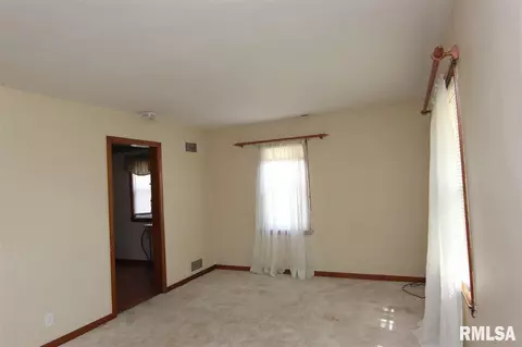 105 W Sunny Ln, Eureka, IL 61530 photo 9