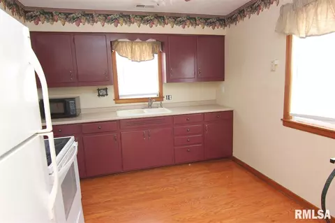 105 W Sunny Ln, Eureka, IL 61530 photo 2