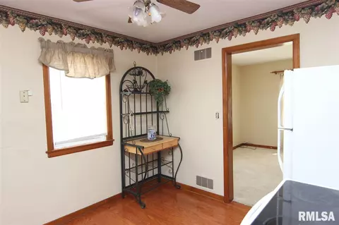 105 W Sunny Ln, Eureka, IL 61530 photo 4